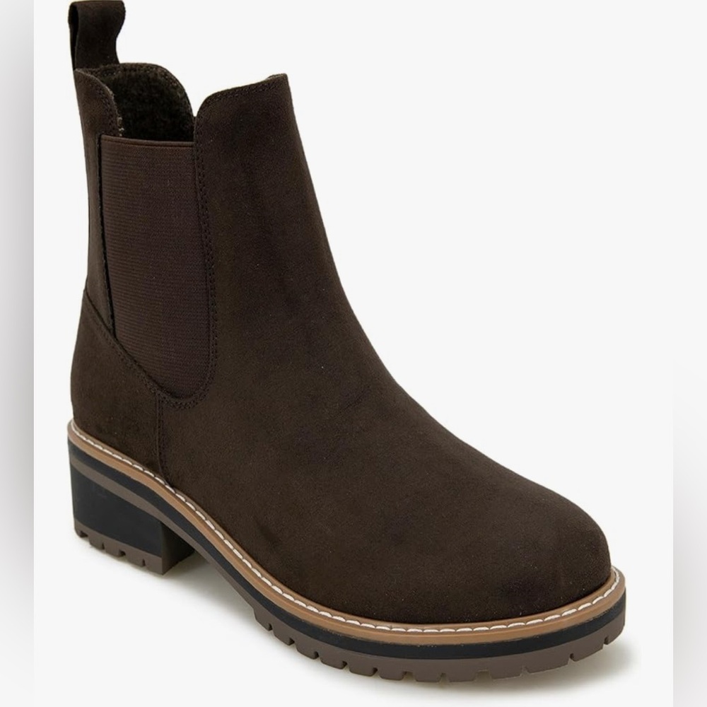 Women’s Klassen Ankle Boot, in size 6. Color: Brown. Great condition !